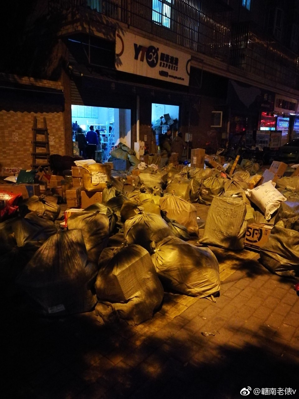 赣州圆通快递送货员跑路导致货物堆积如山