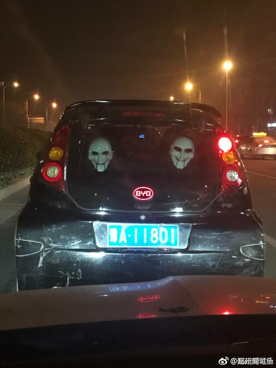 又一辆车后窗贴"鬼脸",晚上谁跟后面开远光灯谁倒霉[摊手]