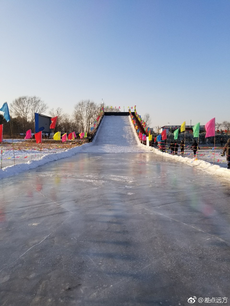 蚂蚁水库冰雪大世界滑刺溜,这个宽,可以一起往下放!