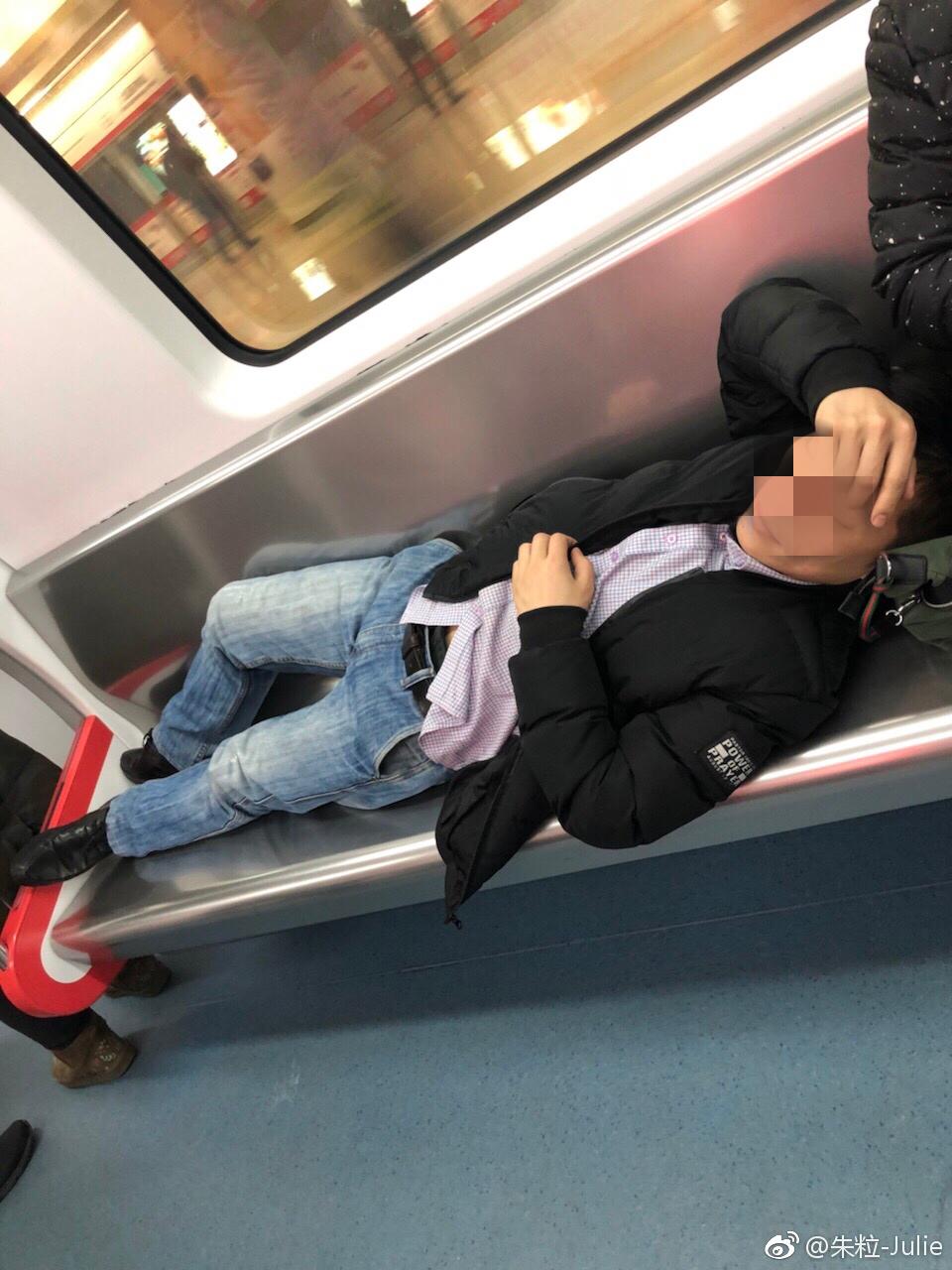 石家庄晚高峰地铁上,一男子泰然自若横躺在座位上