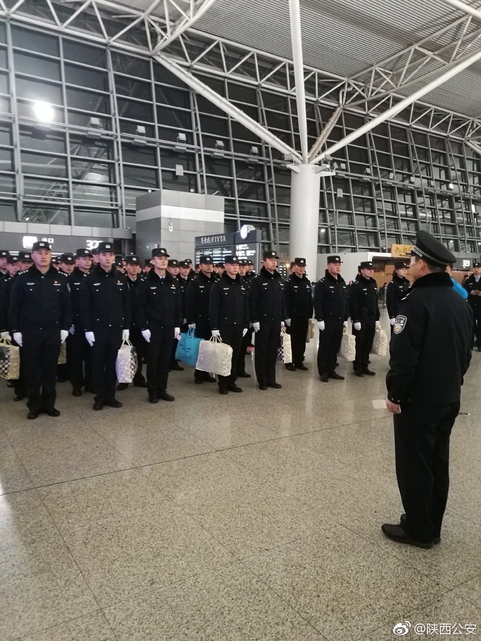 130余名警察集结西安咸阳国际机场