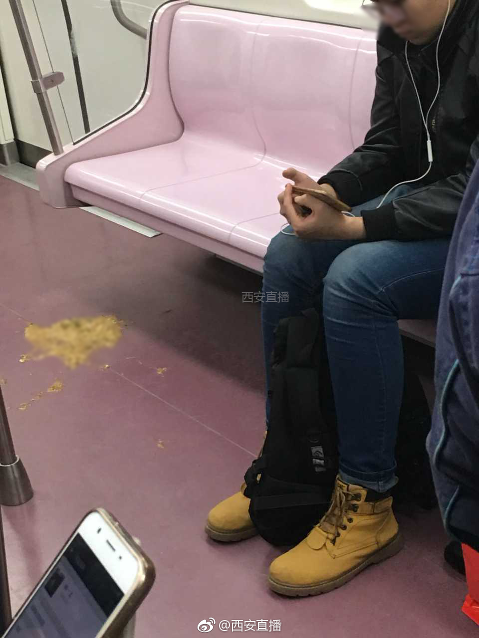 地铁让有人呕吐的污秽物 几站过去无人处理!