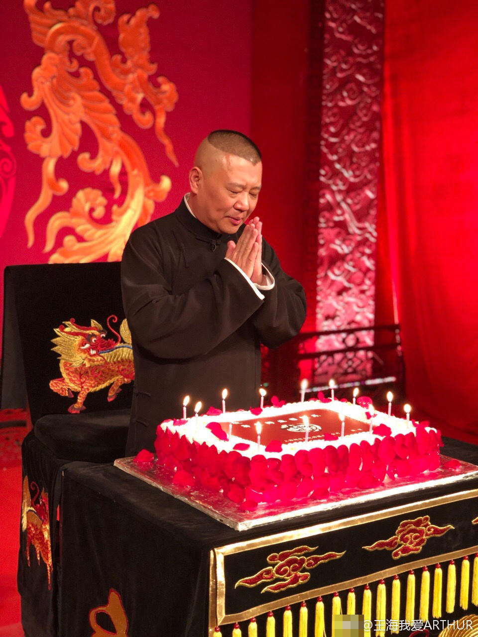 郭德綱喜慶45歲生日堪稱凍齡,吮手指的樣子像足老頑童