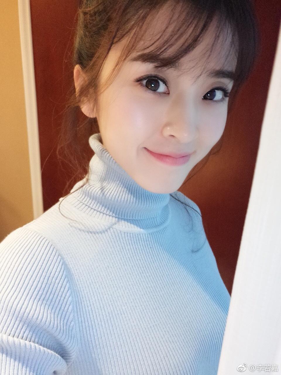演员李若嘉晒自拍照美美哒初恋的感觉有木有