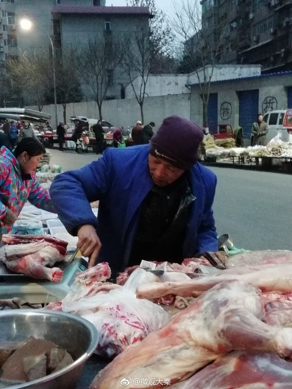 蓝田55岁大叔西安早市卖羊肉 一天能卖三只羊