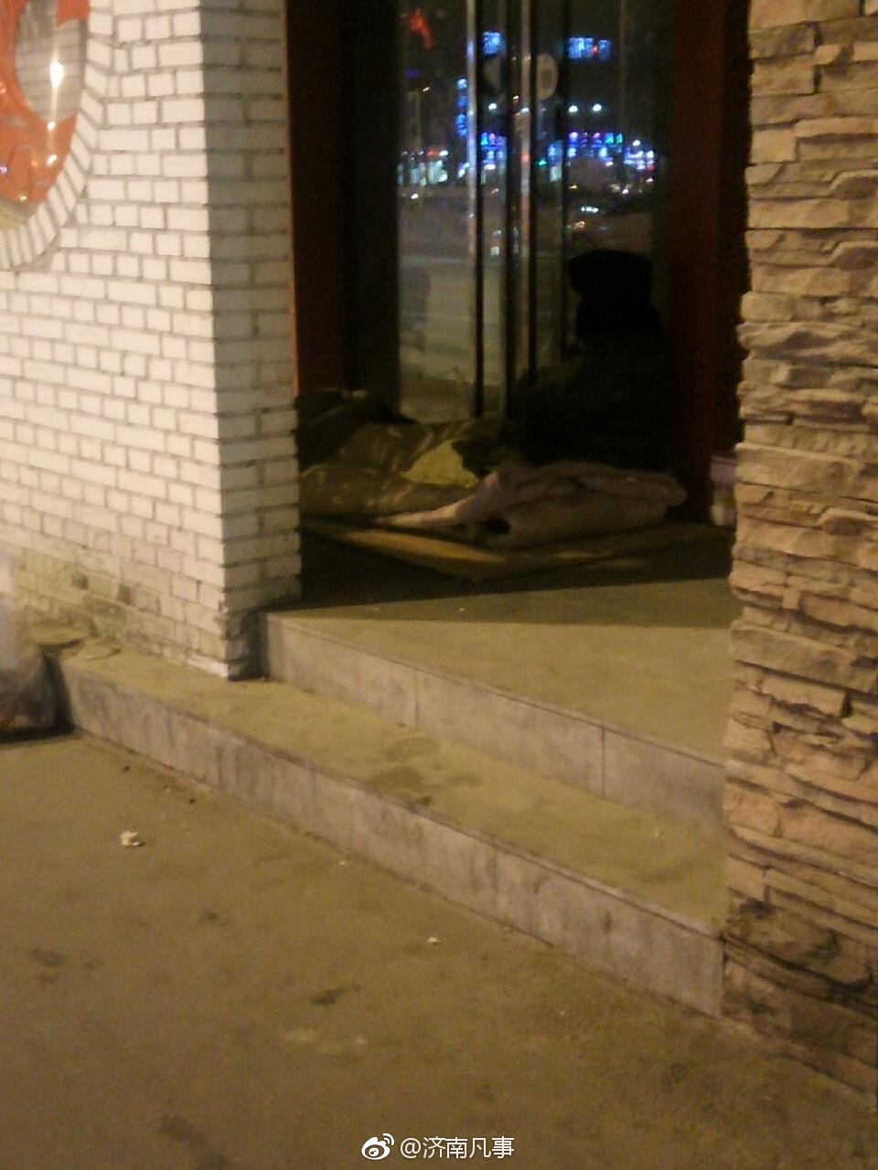 心疼!零下10几度,济南街头一名86岁老人街边打地铺![泪]
