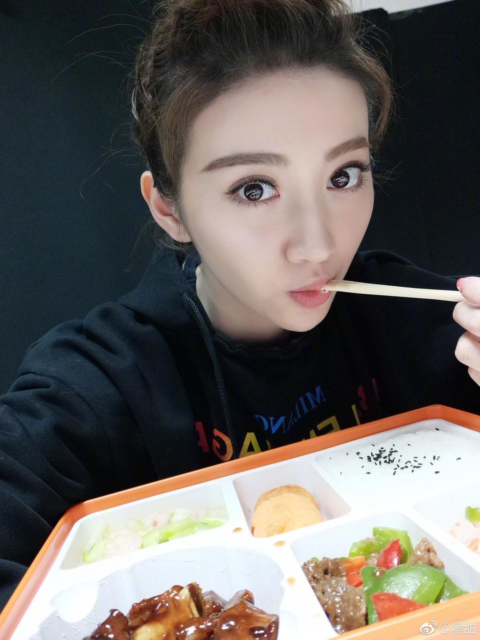 景甜 女神吃饭都不忘记自拍了 美美哒