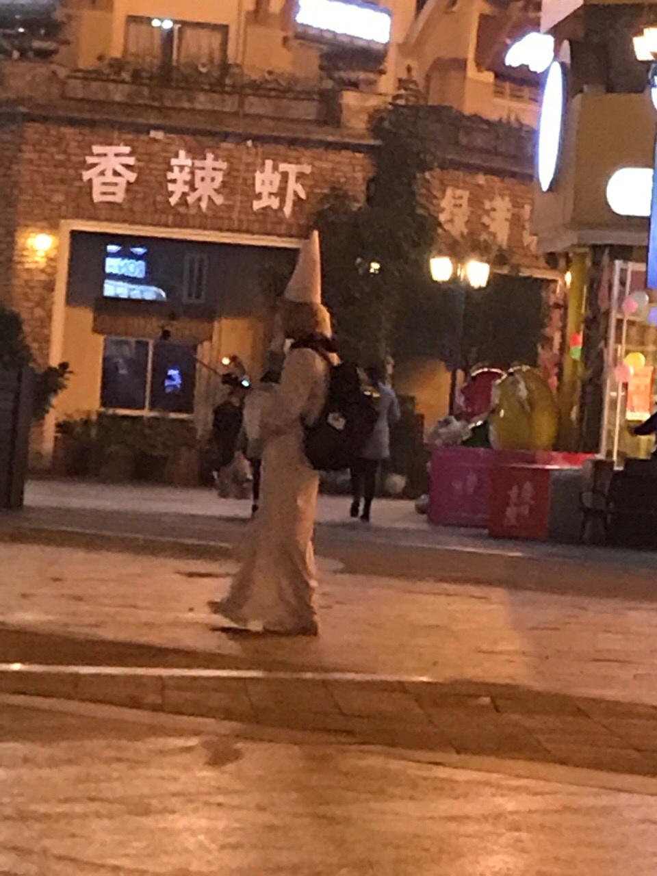 重庆大学城熙街晚上现玩直播的“白无常” 网友:吓死宝宝了