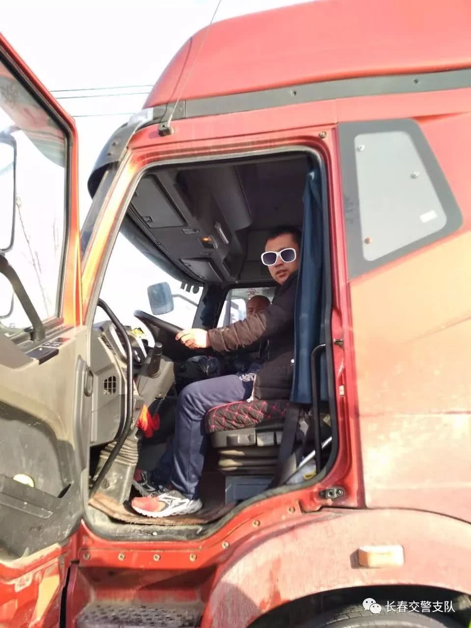 改型大货车超长超宽被查 驾驶员竟然还是酒驾