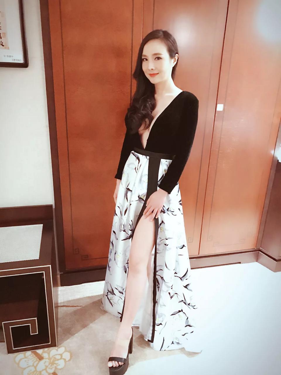 干露露 房间自拍照 黑色深v上衣 露出雪白 大长腿