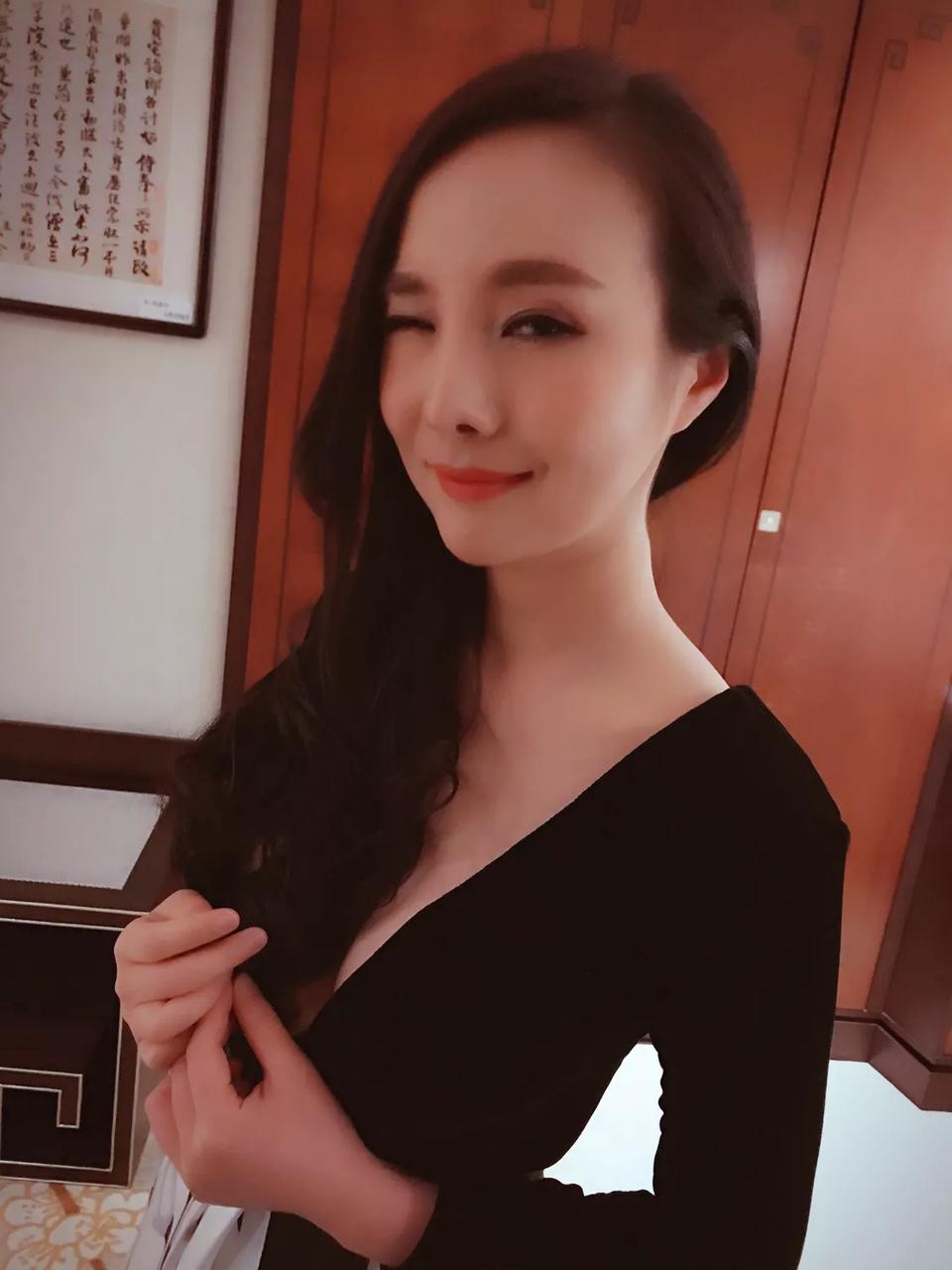 干露露 房间自拍照 黑色深v上衣 露出雪白 大长腿