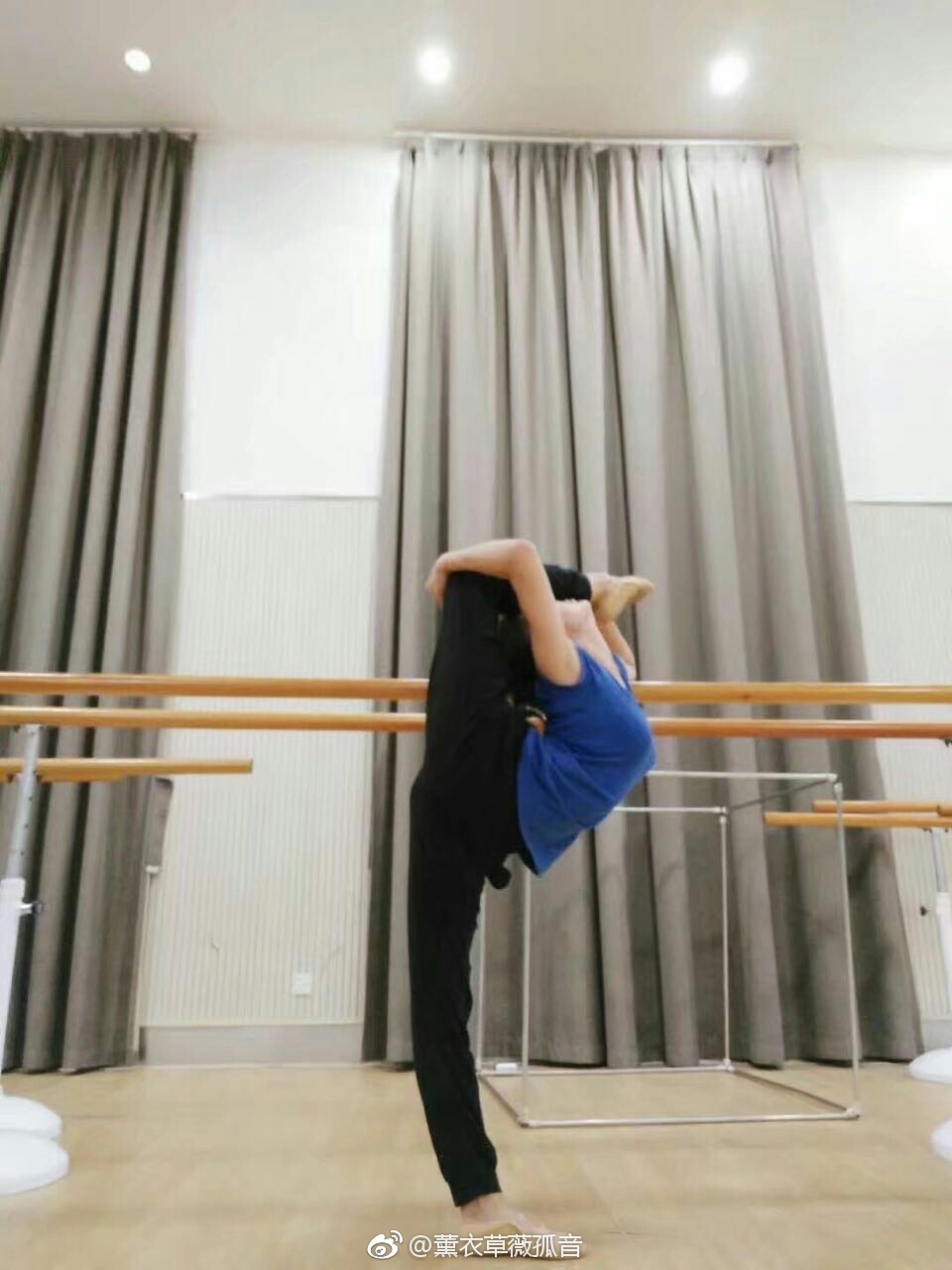 喜欢舞蹈的一个女生,比较喜欢的就是一字马了 ,在这过程中