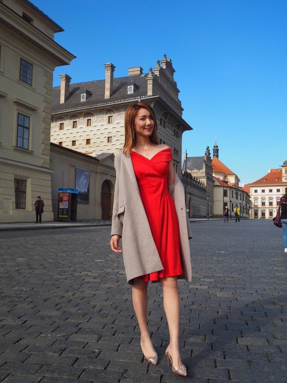 李亚男真敢穿!深v裙开到腰,不惧春光外泄,网友:祖蓝不介意吗