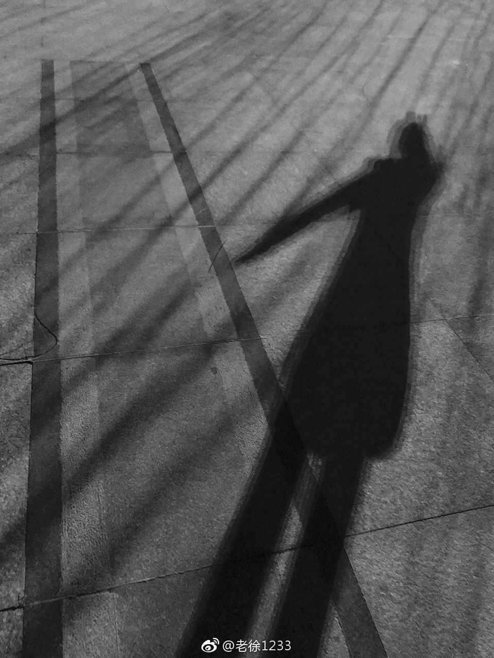 人生不可能总是顺心如意,但持续朝着阳光走,影子就会躲在后面.