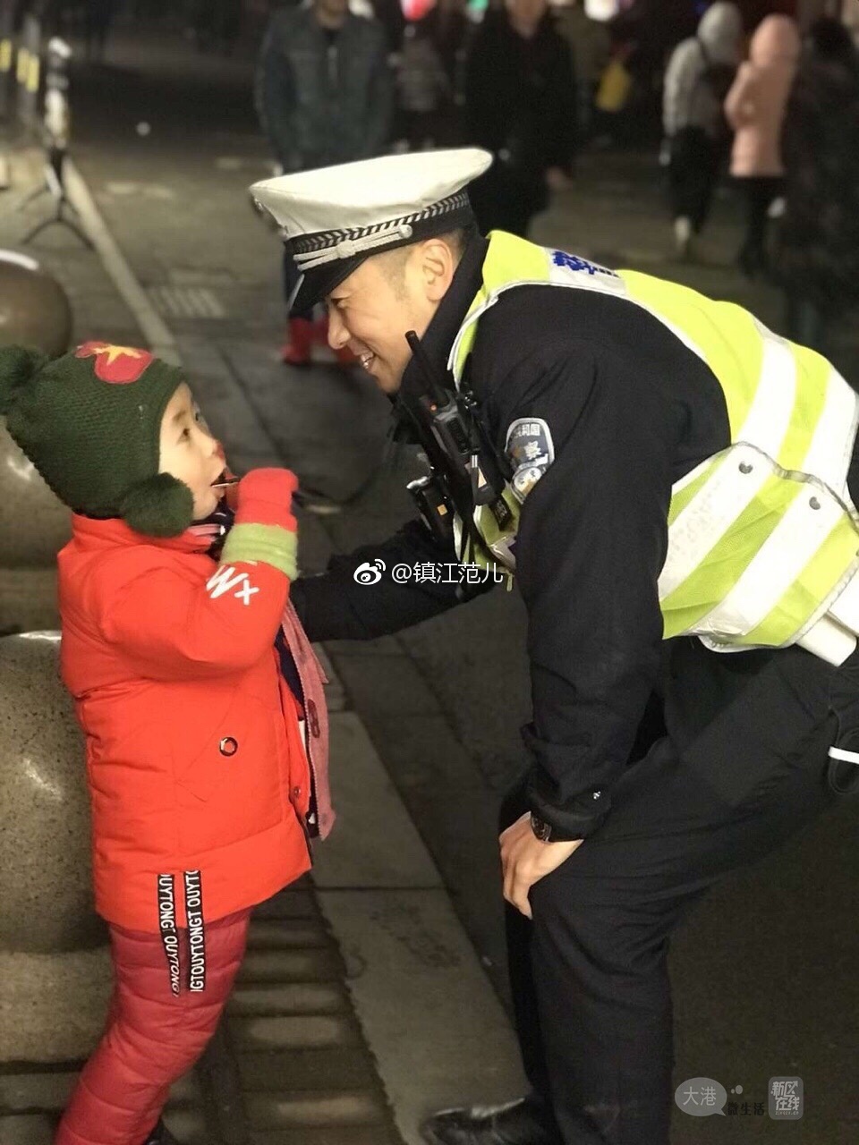 偶遇——"爸爸,我来帮你吹哨子执勤"!
