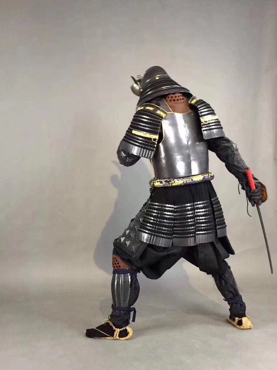 喜欢cos的小朋友们整套这个正儿八经的日本武士盔甲去cos剑圣