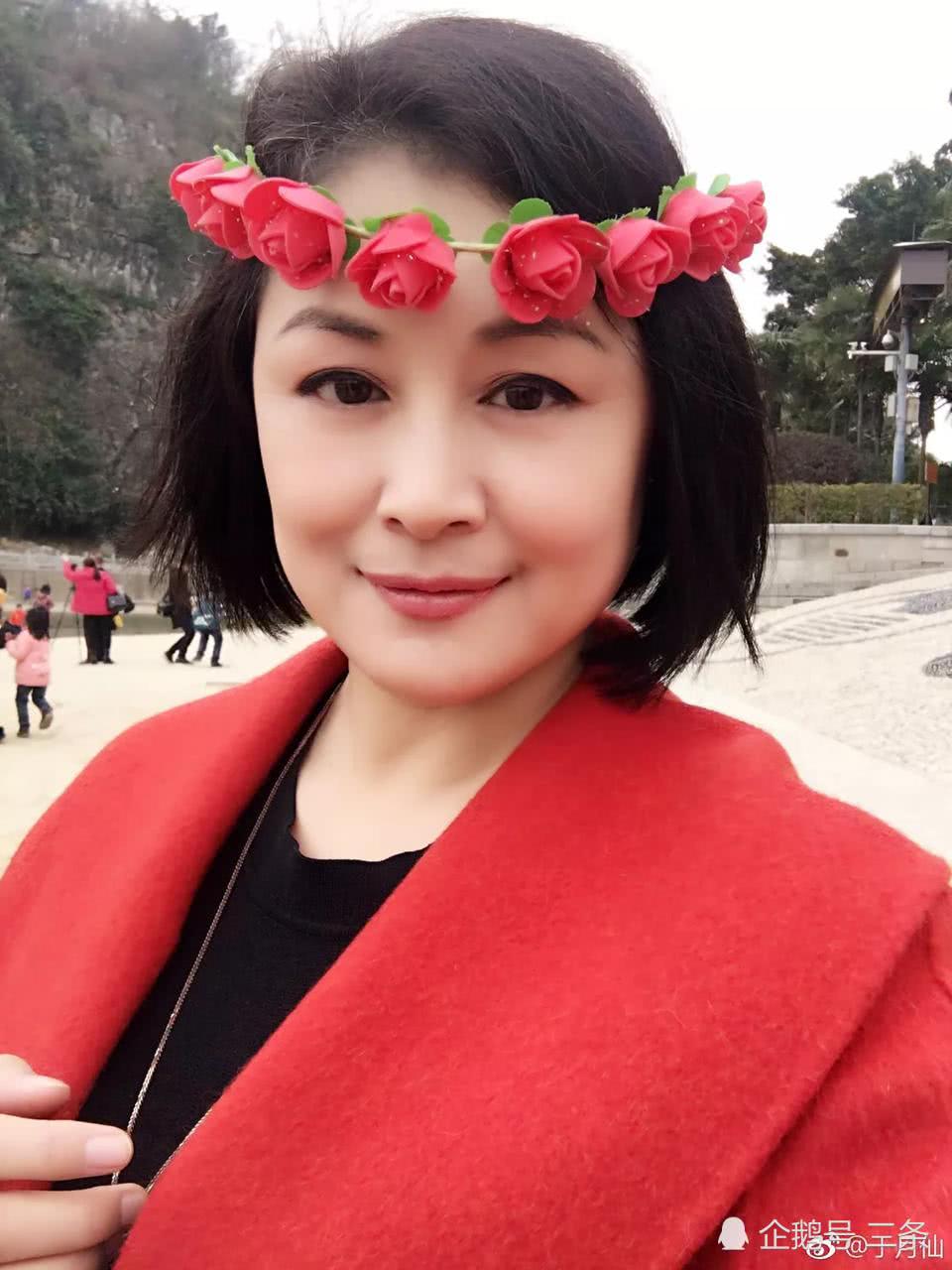 赵本山47岁小姨子"谢大脚"于月仙晒出游照,美若天仙似少女