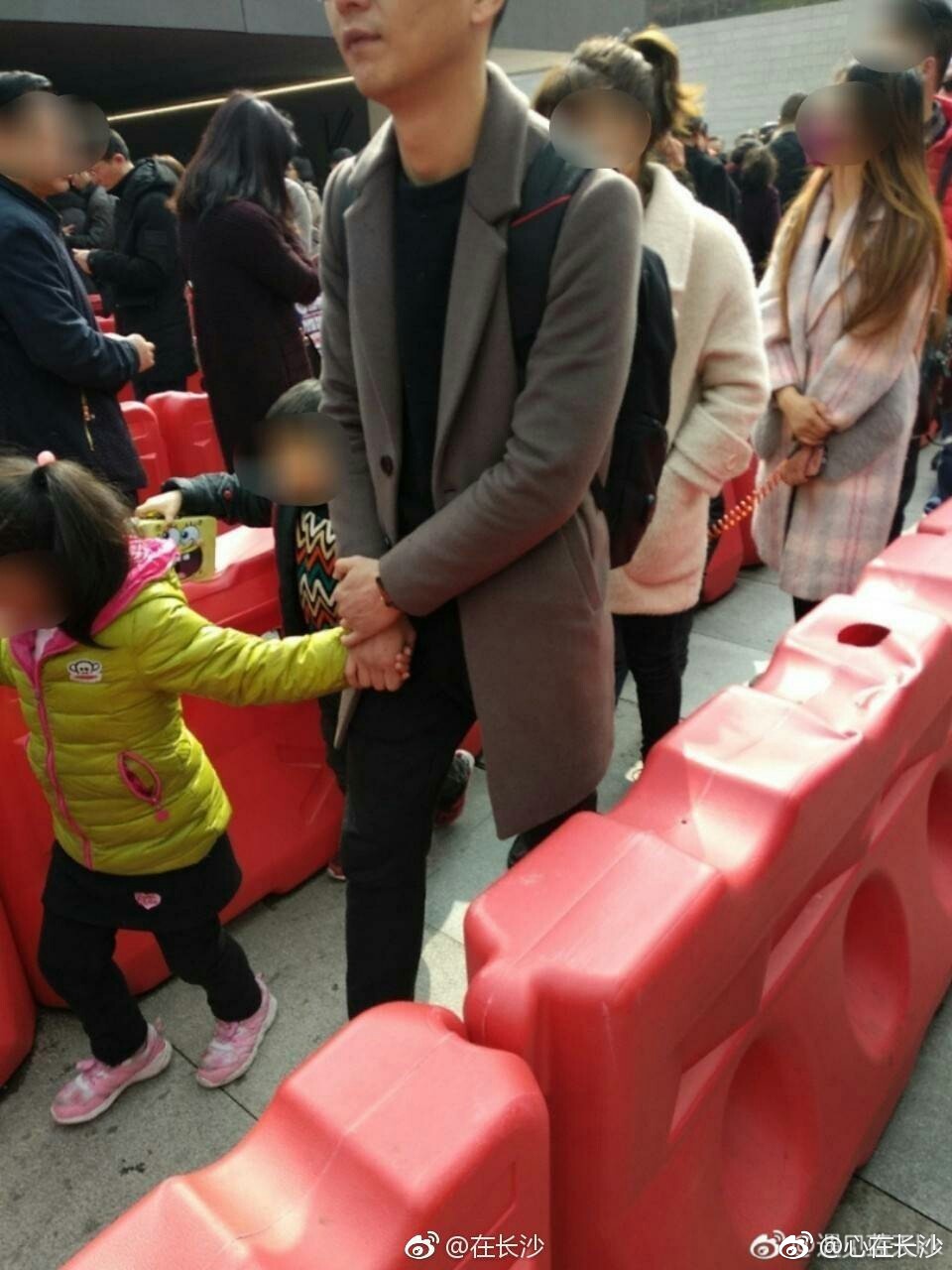 网爆新一种插队方式:小孩开道[允悲]