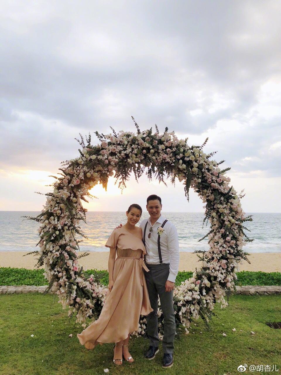 胡杏儿晒与老公合影粗腰和发际线亮了网友夫妻俩都胖了