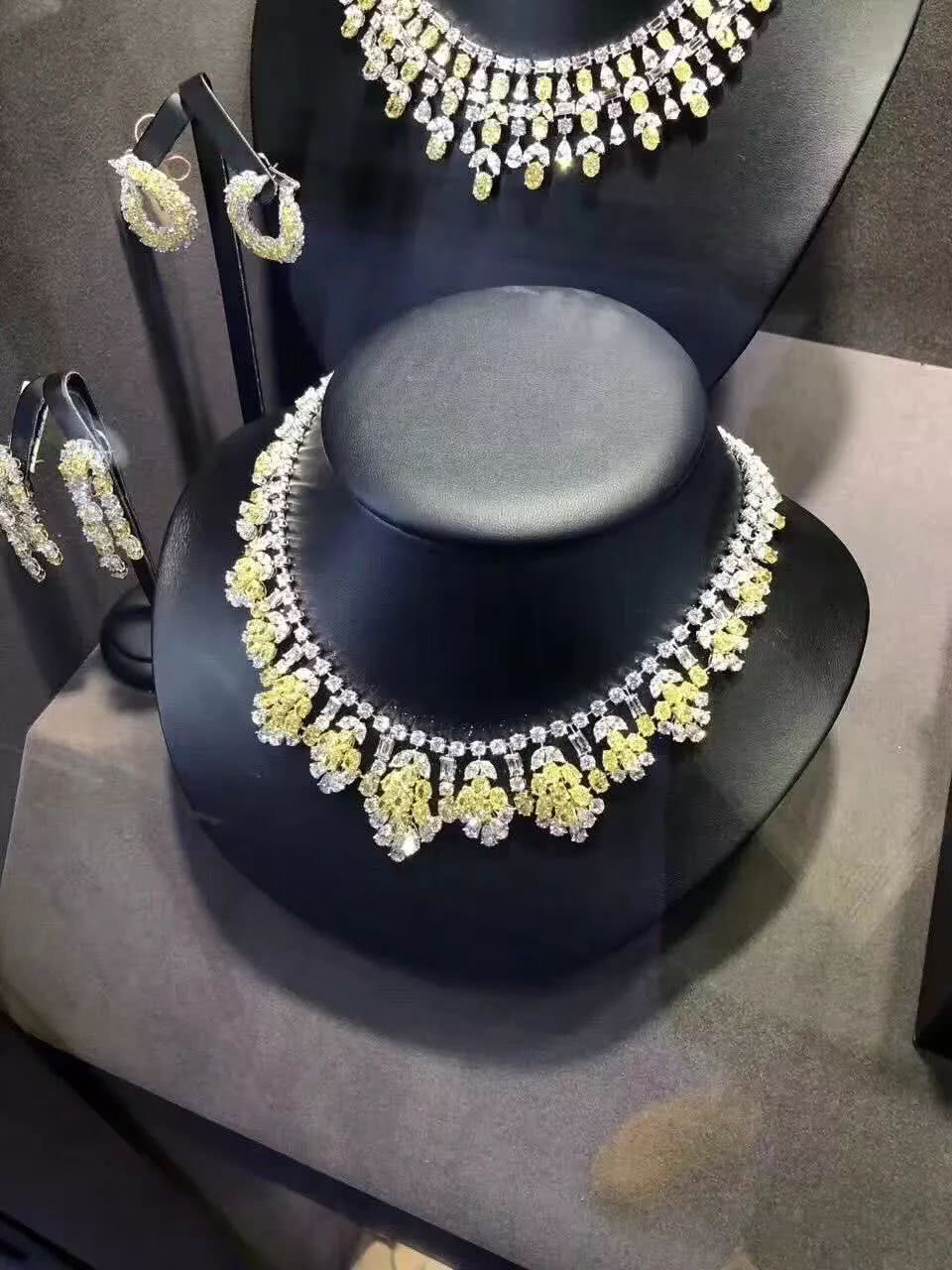 2018香港国际珠宝展,祖母绿和彩色钻石独领风骚