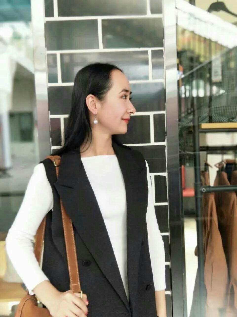 校花美女 米拉 金牛座 在喀什工作 22岁 168 45千克 喜欢 跳舞 游泳