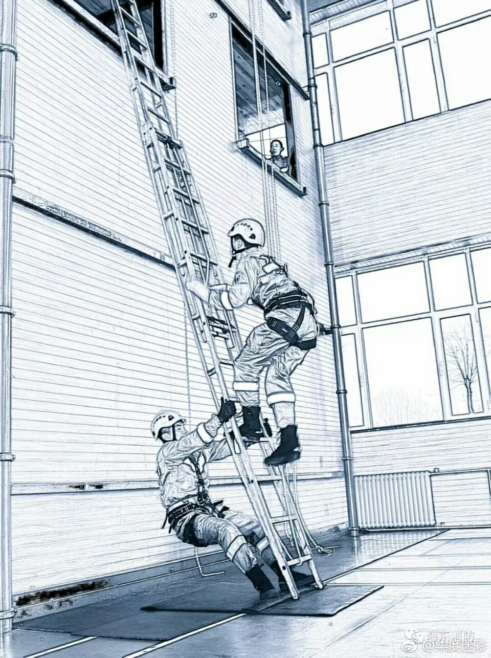 消防员背影 素描图片