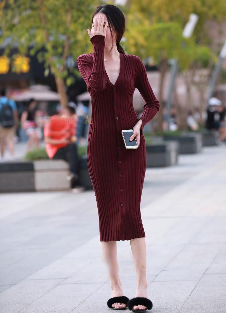 街拍红色针织裙演绎江南小女人的害羞与矜持