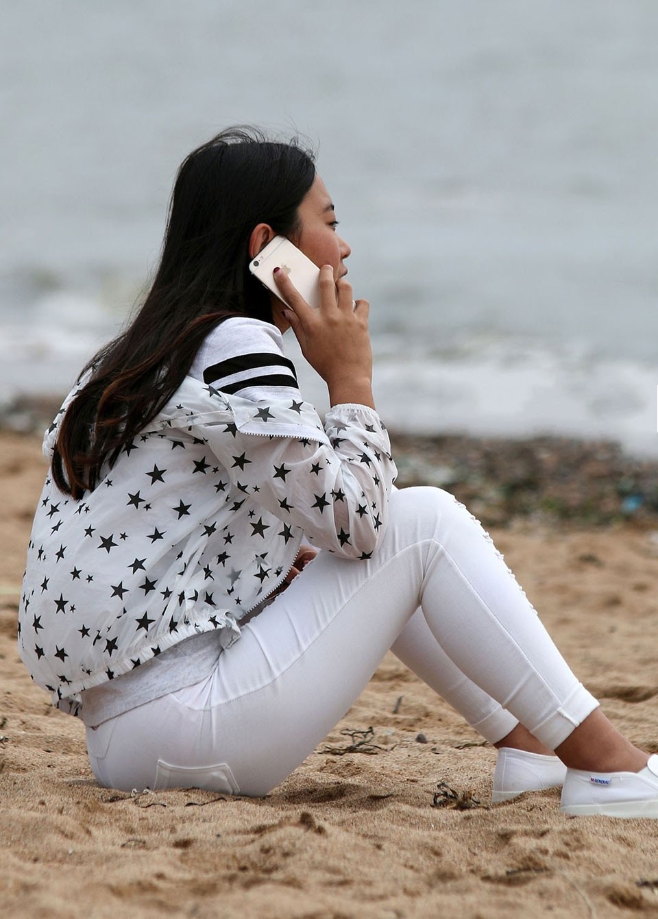 白色紧身裤勾勒出笔直美腿清新素雅的气质太惹眼