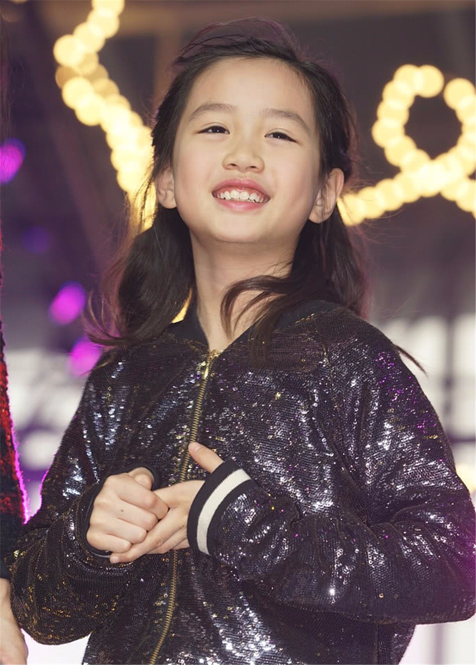 钟丽缇女儿考拉参加节目近照,网友:基因太强大,越长越像妈妈了