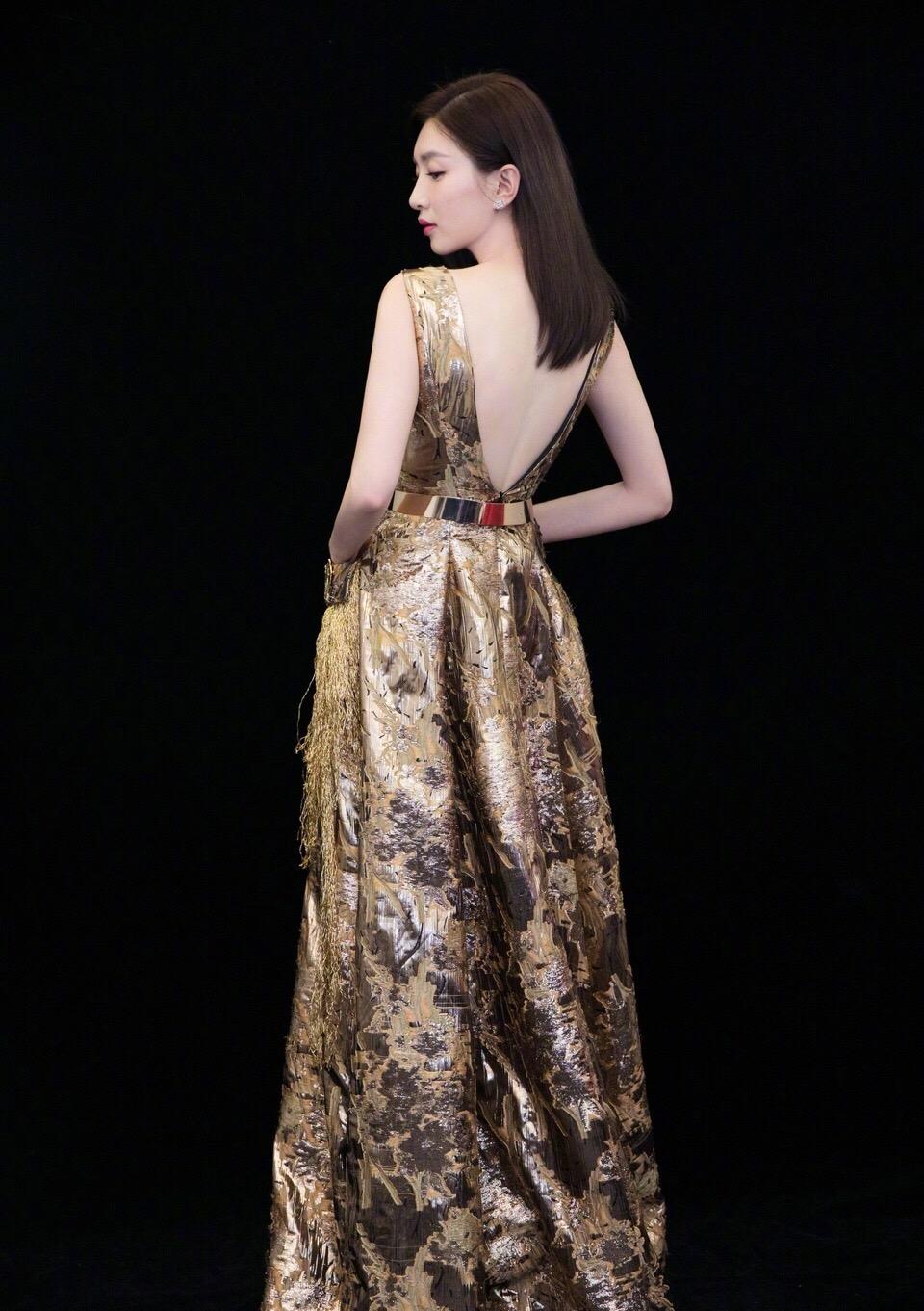 江疏影豁出去了,半身裙都快看到内裤了,网友:还