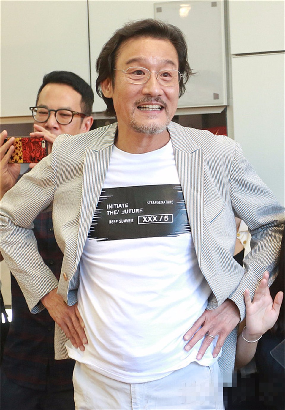 梁家辉和妻子出席活动近照,网友:原来她每天面对这样的女人