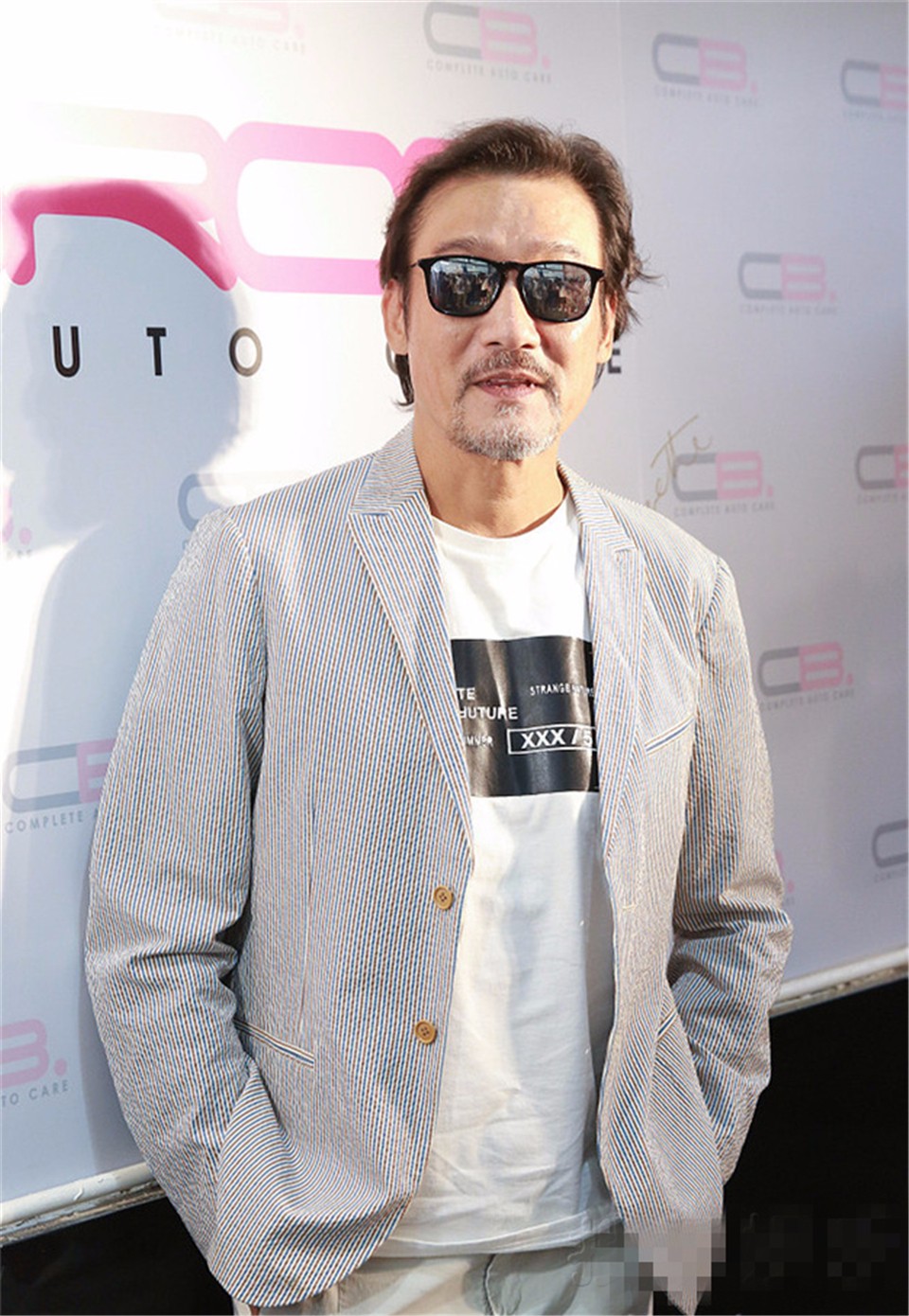 梁家辉和妻子出席活动近照,网友:原来她每天面对这样的女人