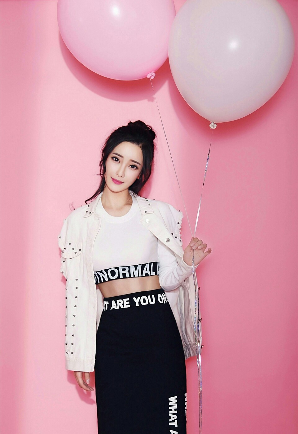 一个非常漂亮的新人,身材曲线完美,小蛮腰盈盈一握,魅力迷人.