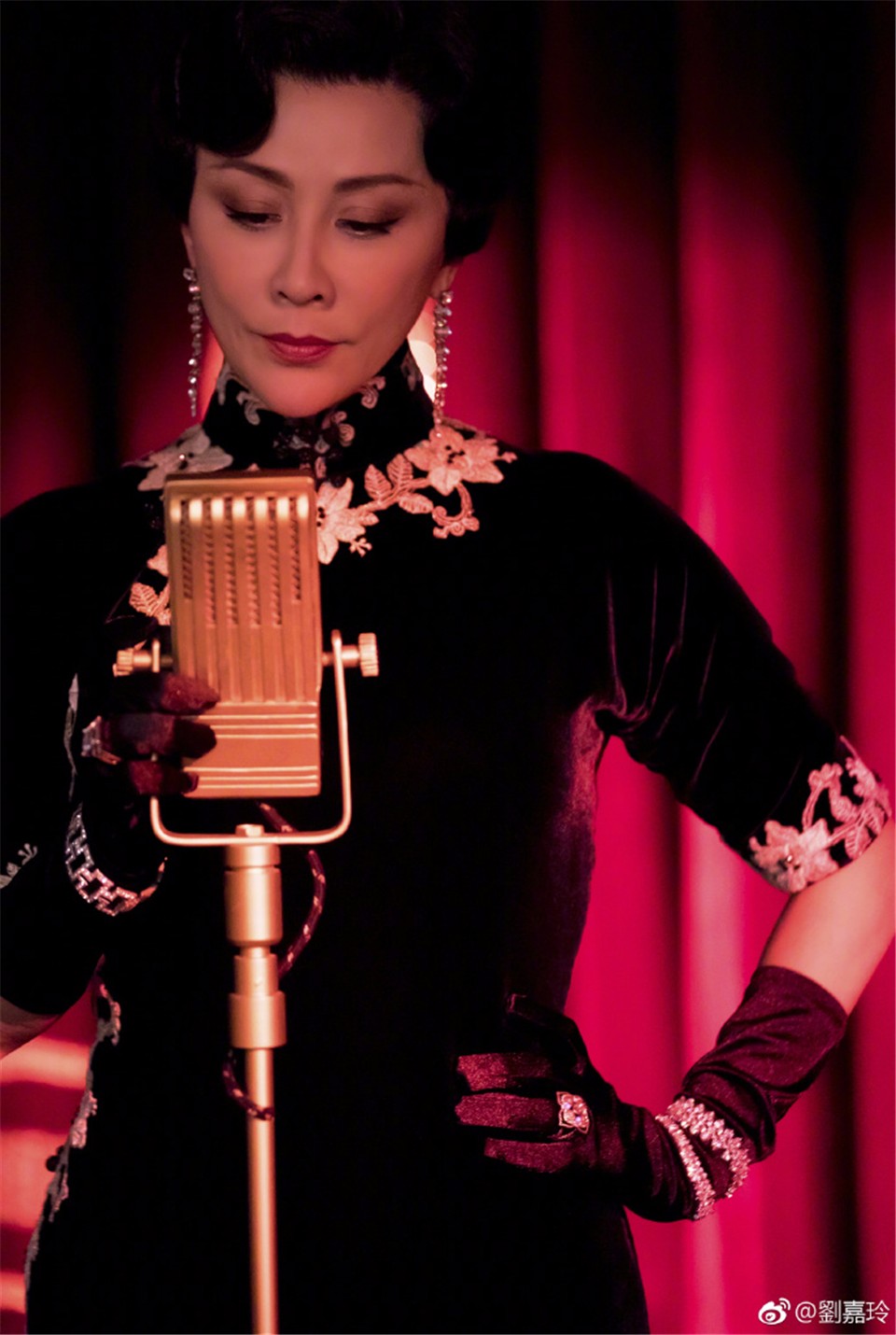 刘嘉玲晒新剧旗袍美照,身材凹凸有致,网友:已经变成网红脸_新浪看点