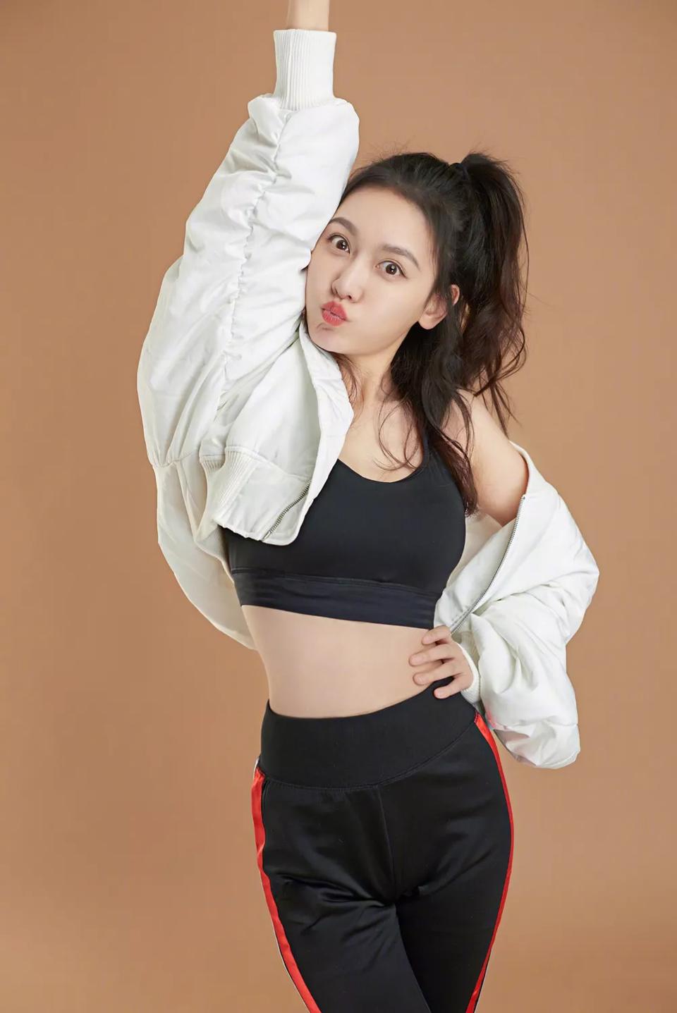 孙骁骁冬日活力大片,小性感风格.给寒冬一点温暖