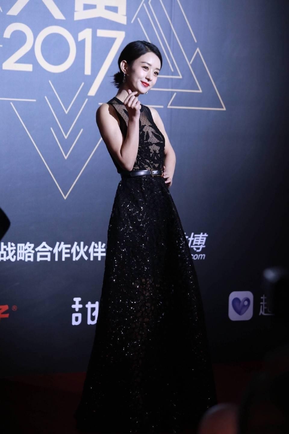 赵丽颖连续两天获奖!一黑一白两套红毯礼服太惊艳