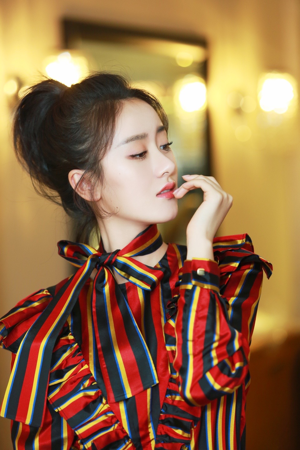 袁冰妍晒美照俏皮可爱,不过这件"小丑衬衣"有点拖后腿
