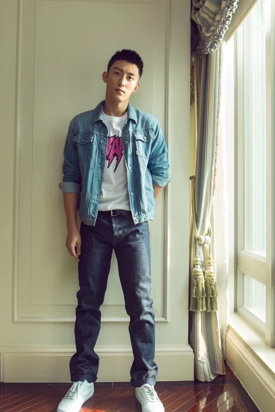 黄景瑜机场彩虹毛衣抢镜,你的男朋友是不是也是这样穿?