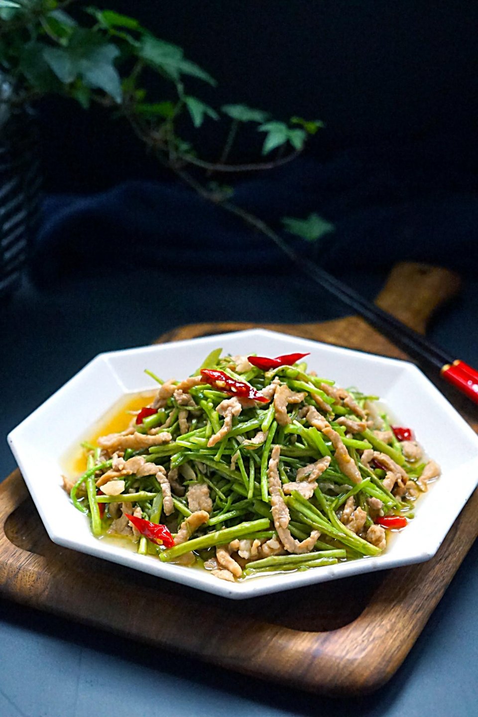 芦蒿蚝油肉丝【食材】芦蒿240克,肉丝100克,蒜头5克,生姜少许,红干椒2