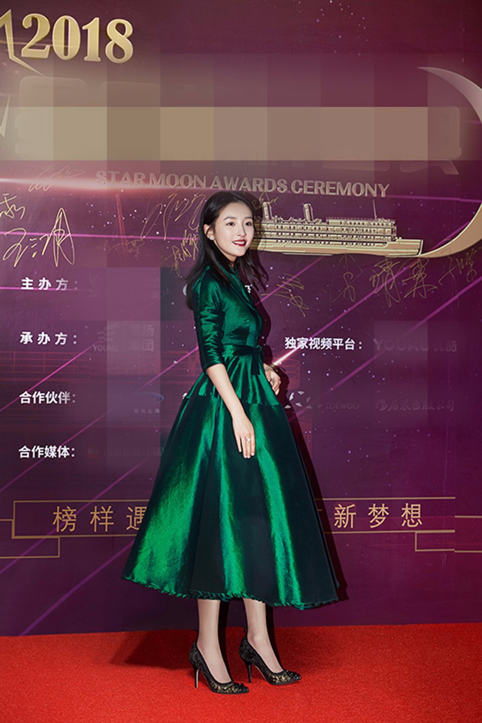 吴倩惊艳亮相某盛典 精致复古演绎绝对优雅