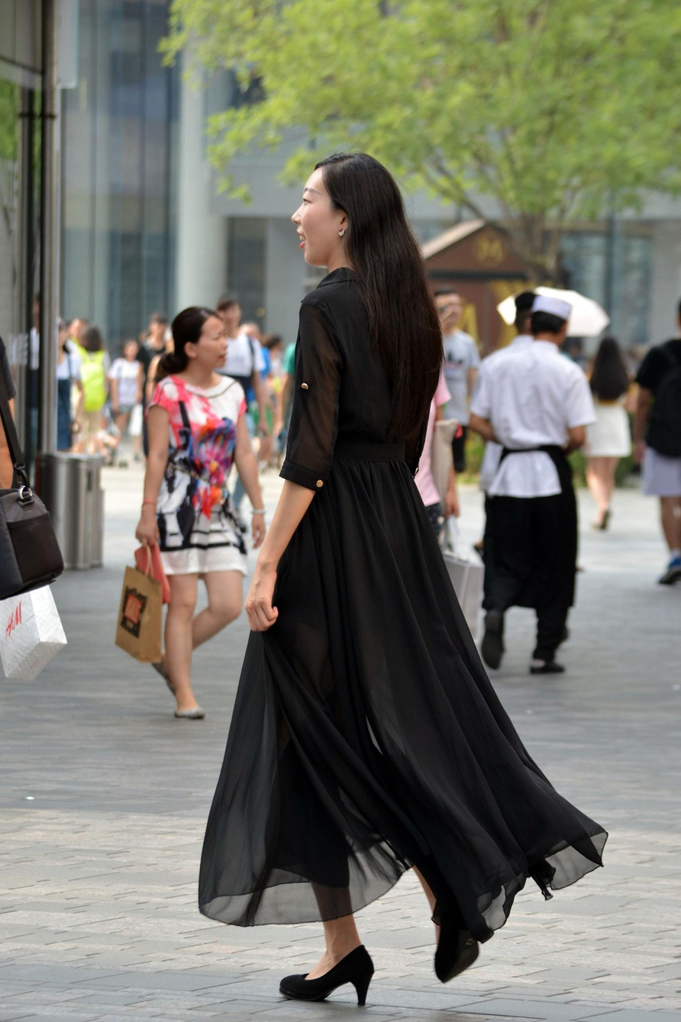 街拍:黑裙飘荡,裙角飞扬,姑娘身材修长