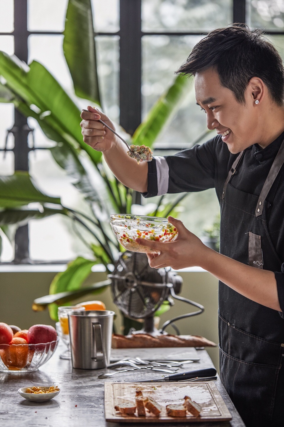 顶级厨师冠军魏瀚在新工作室制作美食的花絮 和 星教练一起带来的sup