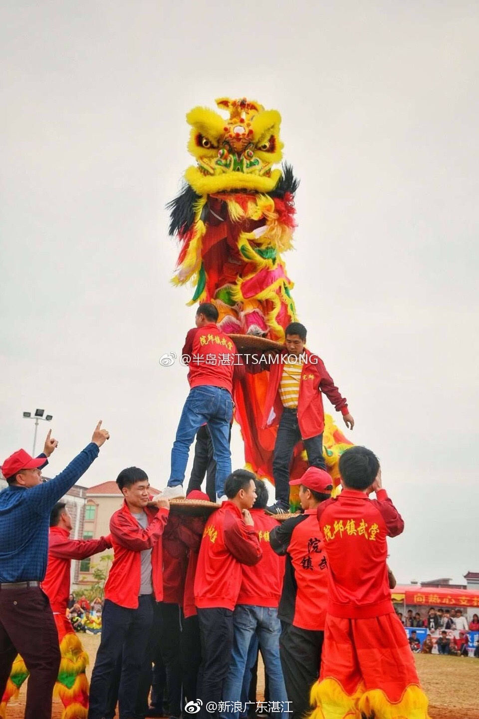 大年初一:湛江吴川高脚狮贺岁 出山狮再度演绎[中国赞]