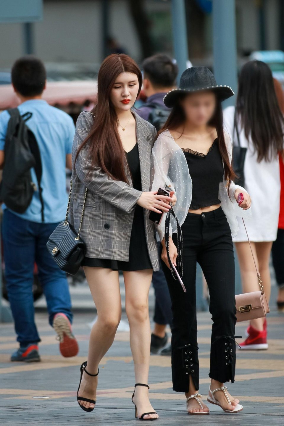 街拍气质高冷的网红少女街头大秀美腿白嫩纤长美不胜收