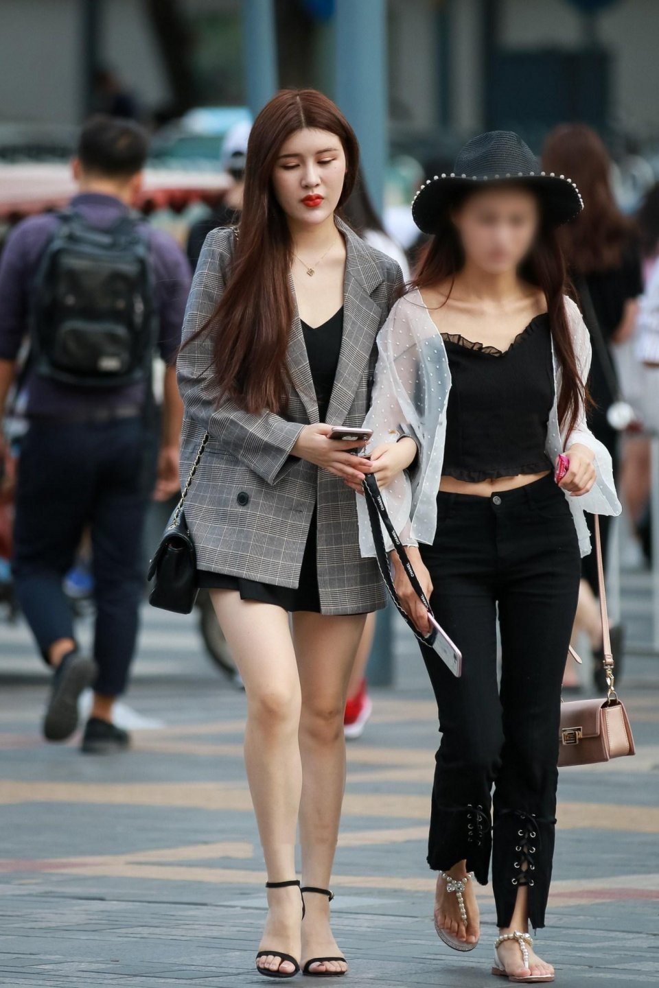 街拍气质高冷的网红少女街头大秀美腿白嫩纤长美不胜收
