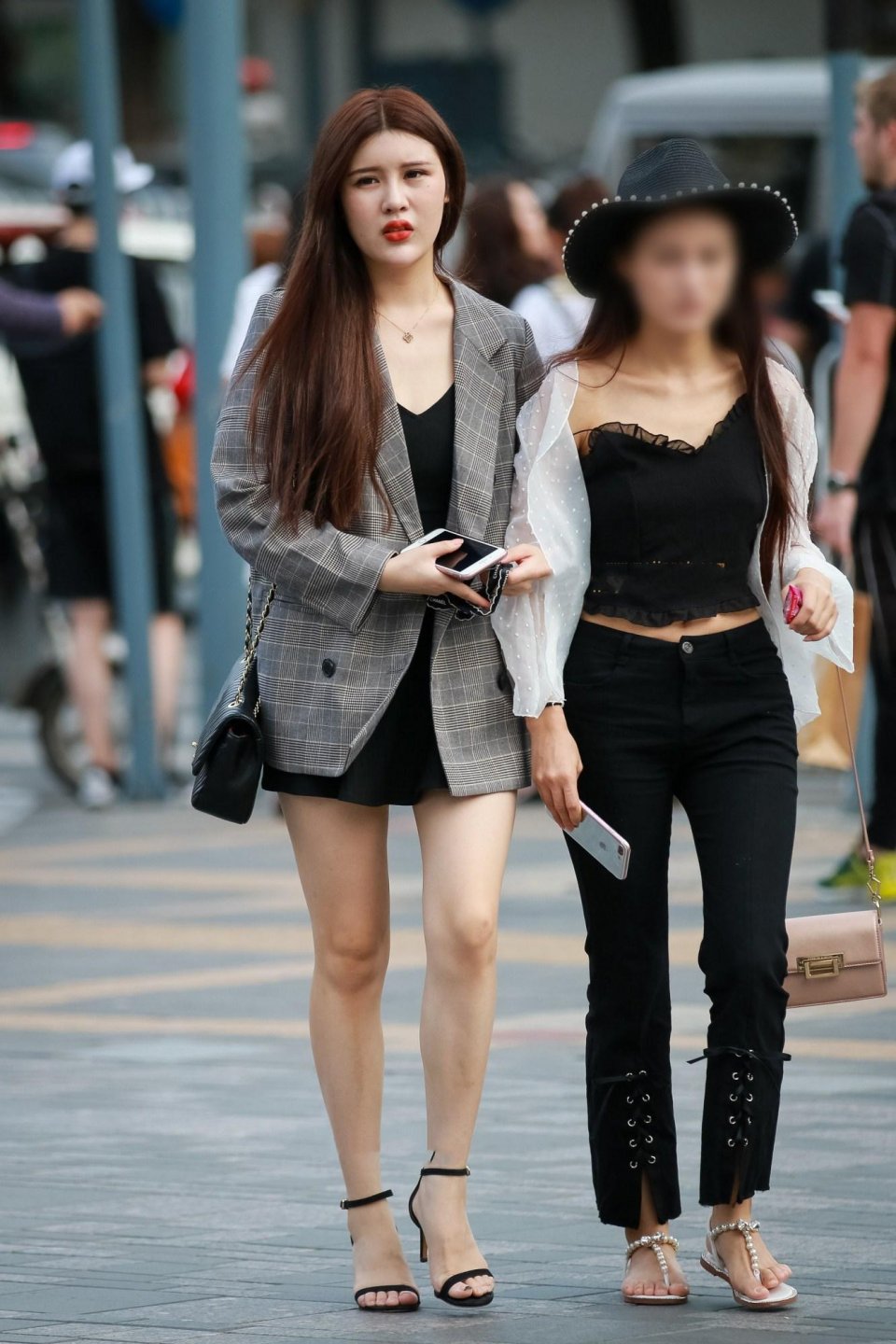 街拍气质高冷的网红少女街头大秀美腿白嫩纤长美不胜收