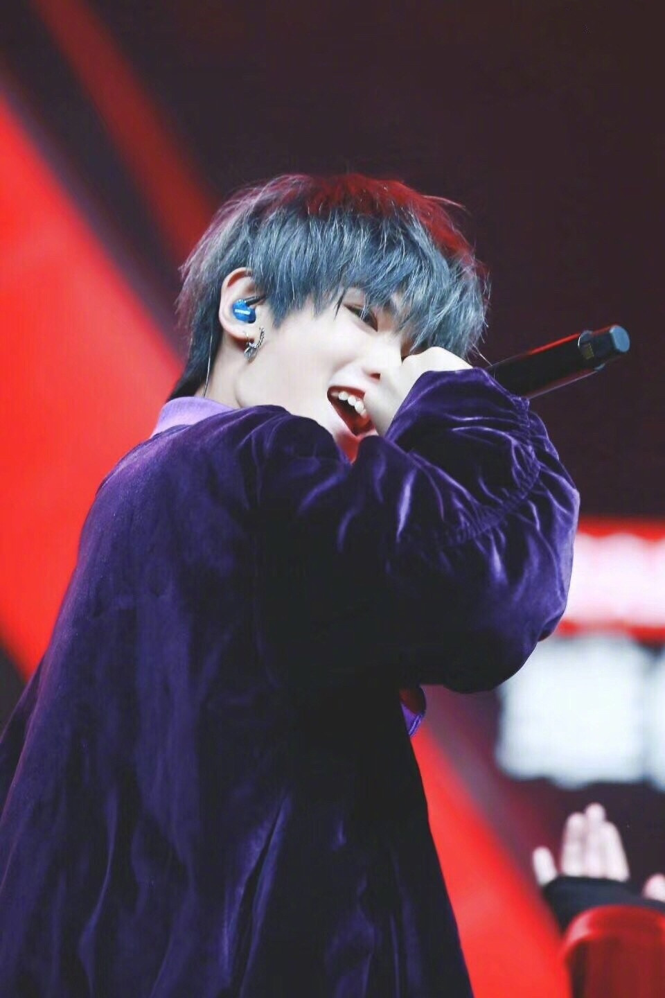 justin黄明昊巴比龙舞台炸裂蓝发小可爱惊艳众人