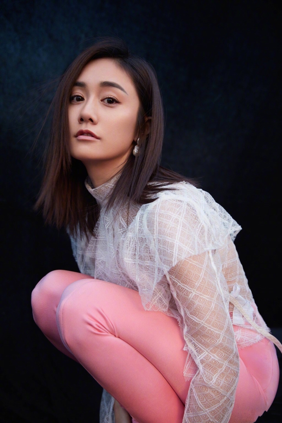 尴尬了刘芸!把红色打底裤穿成连脚裤