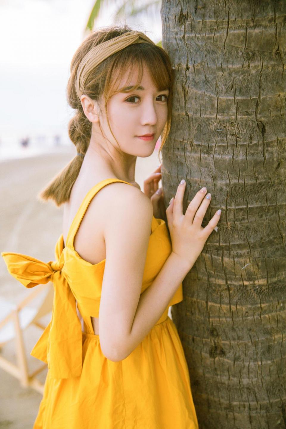 时尚美女:海边吊带装气质美女,白嫩皮肤精致脸庞!