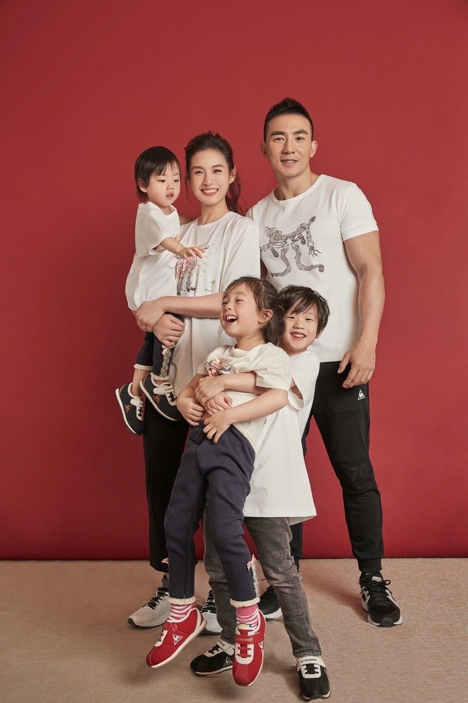 刘畊宏一家现活动,三个baby傻傻分不清,网友:一看就是亲生的!